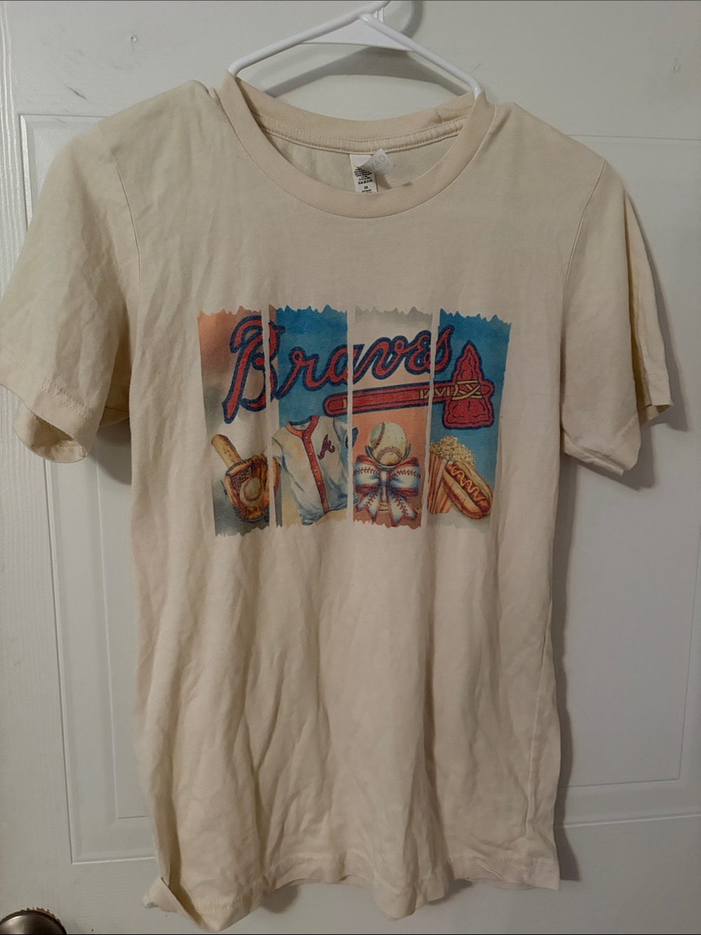 Women's Cream Graphic Braves Short-Sleeve Tee